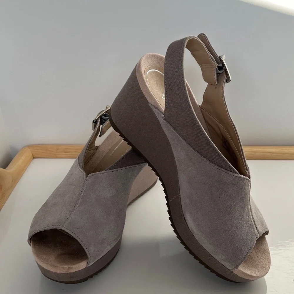 Vionic Trixie Suede Wedge Sandals Slingback Peep Toe Taupe Size 6.5 Wide Comfort